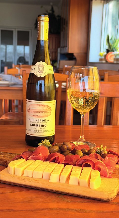 Petisco e Vinho Verde Loureiro em MONTANHA restaurante