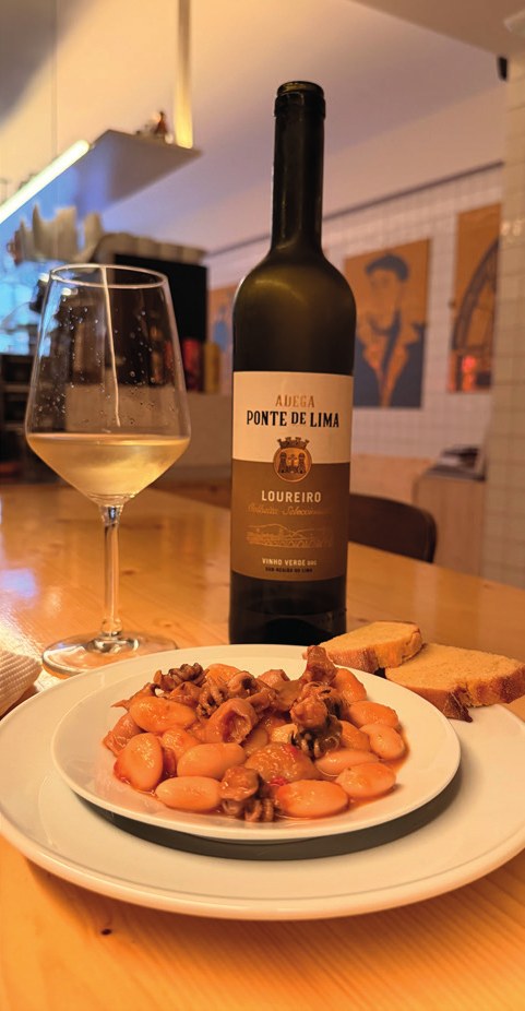 Petisco e Vinho Verde Loureiro em TABERNA DOS GALEGOS