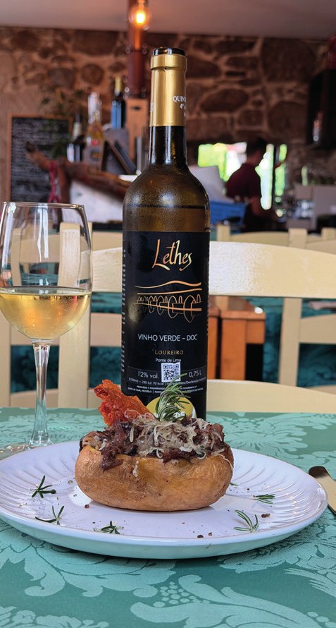 Petisco e Vinho Verde Loureiro em taberna TERRA DO EIDO